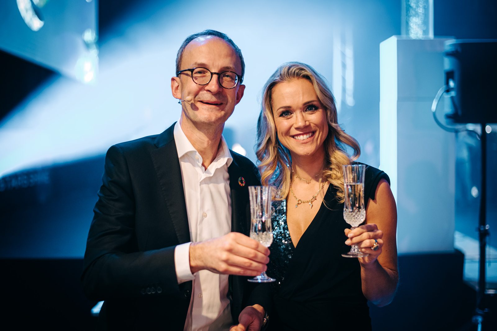 Twee gasten klinken met champagne op het nieuwjaarsevent van DEME