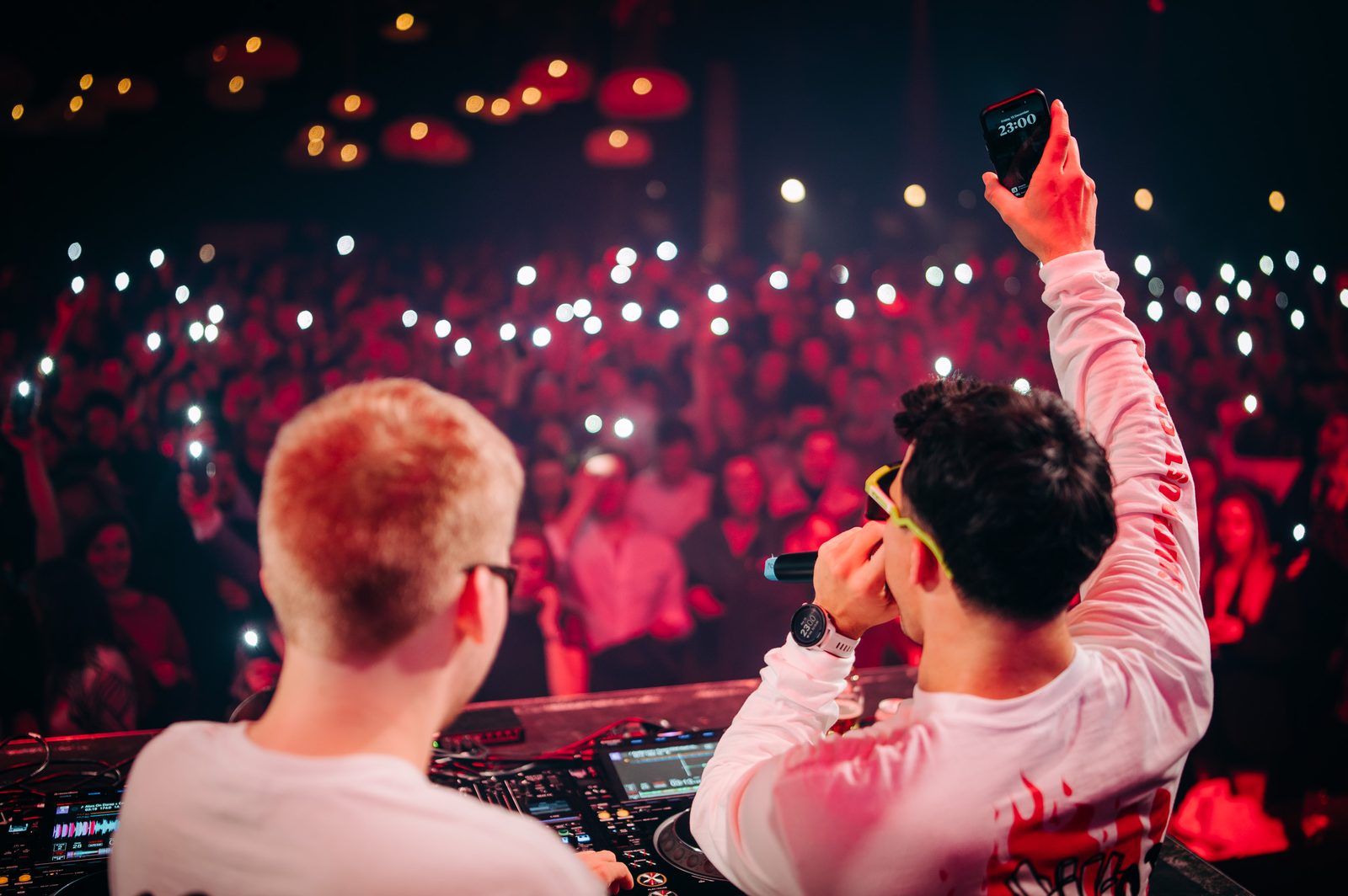 Dj's maken een selfie met de dansende zaal