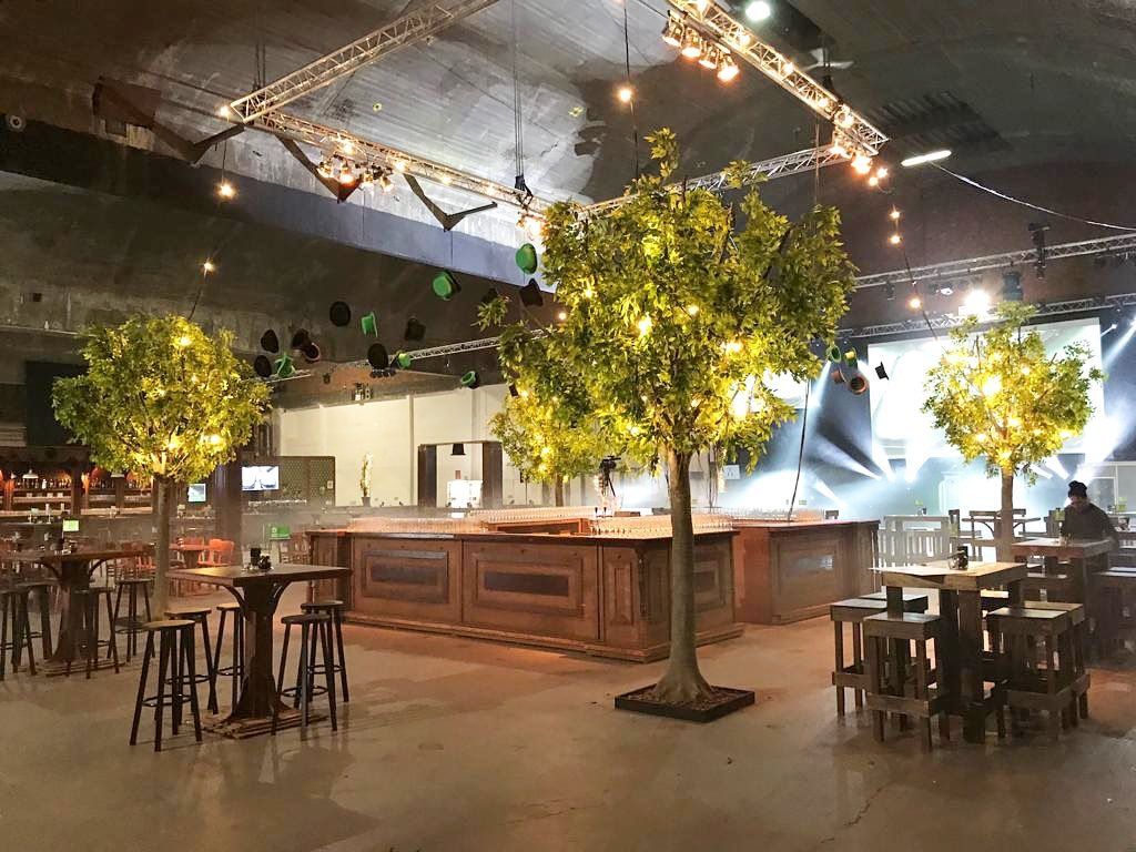 Bar met bomen in een industriële hal
