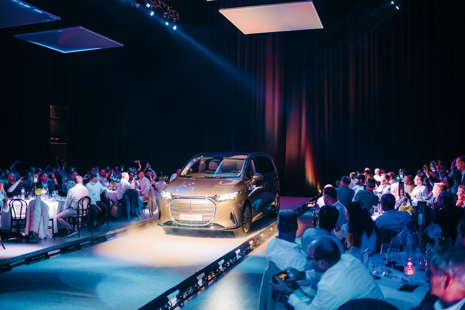 Productlancering van de Mercedes-Benz VLE op een verlichte catwalk